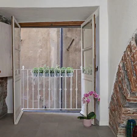 Wood And Stone In The Historical Center Apartment