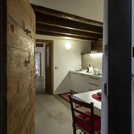 Wood And Stone In The Historical Center Apartment Genoa