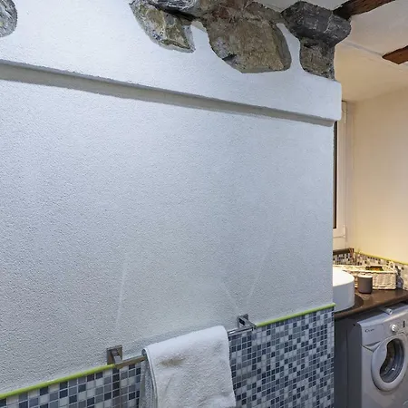 Wood And Stone In The Historical Center Apartment Genoa