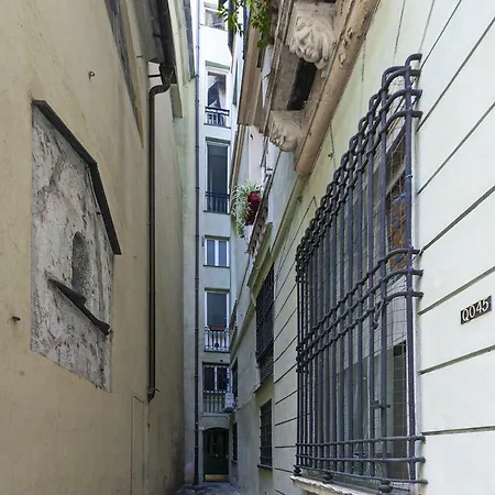 Wood And Stone In The Historical Center Apartment Genoa